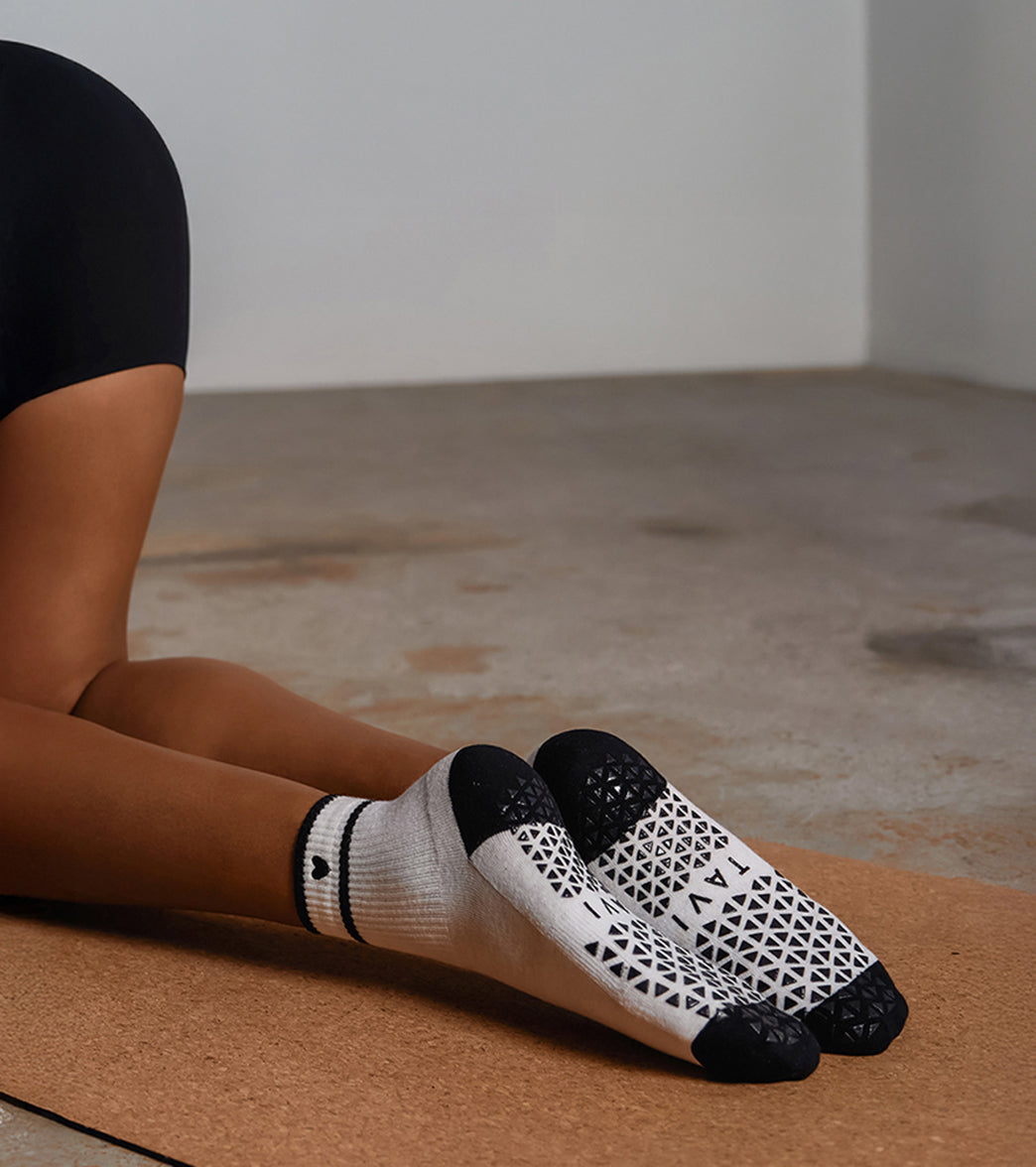 Tavi Aria Yoga Grip Socks